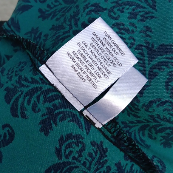 NY & COMPANY STRETCH LADIES PAISLEY BLOUSE W/CONTRASTING COLLAR/CUFFS - Picture 13 of 16